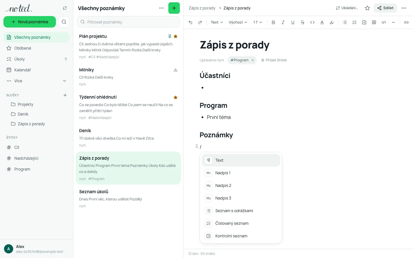 Nabídka lomítka v editoru se seznamem bloků ke vložení