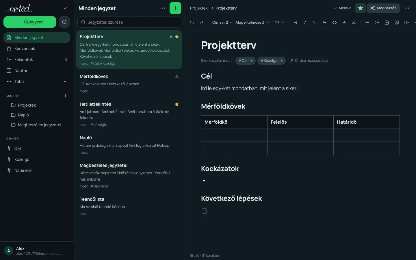 A noted. szerkesztője egy megnyitott jegyzettel a mappalista mellett