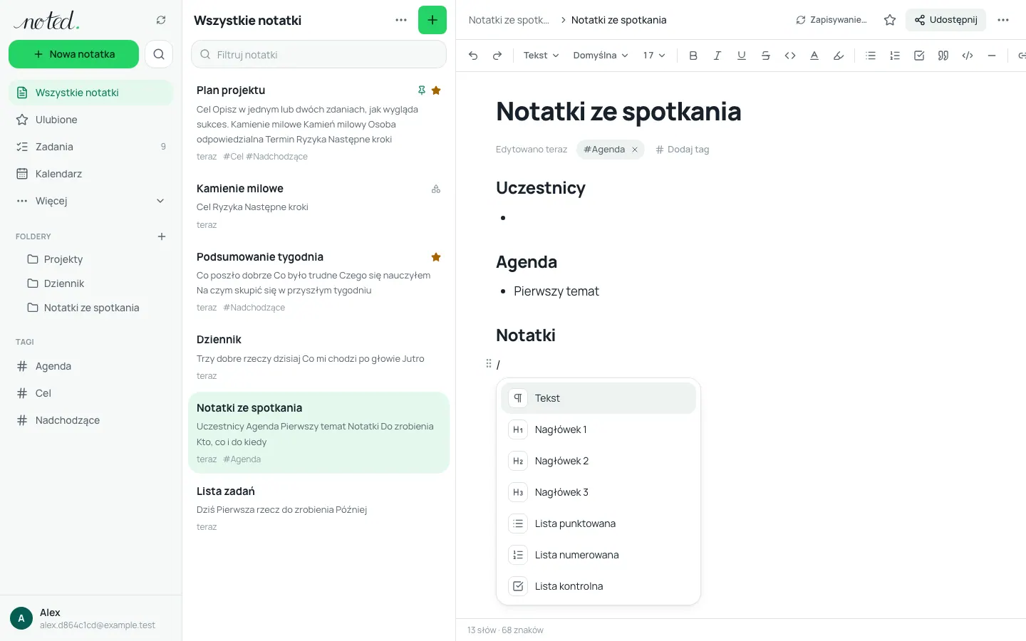 Menu ukośnika w edytorze z listą bloków do wstawienia